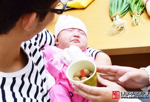 剃胎毛、滿月剃頭、嬰兒剃頭、嬰兒理髮、嬰兒剃髮、嬰兒剃胎毛、嬰兒滿月剃頭、寶寶剃頭、剃胎毛儀式、剃胎毛吉祥話、滿月剃頭儀式、滿月剃頭吉祥話、寶寶剃胎毛、寶寶滿月剃頭理髮、台中市北區剃胎毛、台中市北區滿月剃頭、台中市北區嬰兒剃頭剃胎毛、台中市北區嬰兒理髮、台中市北區嬰兒剃髮、施寶寶(台中市北區嬰兒寶寶滿月剃頭理髮、免費嬰兒剃胎毛儀式吉祥話)。中國風會場，爸媽寶貝免費穿「日中韓」古裝禮服。專業拍照、DVD光碟、證書。★購買「臍帶章、肚臍章、胎毛筆刷印章」贈送：剃頭、收涎、抓周，三選一。2016.01.17 照片7